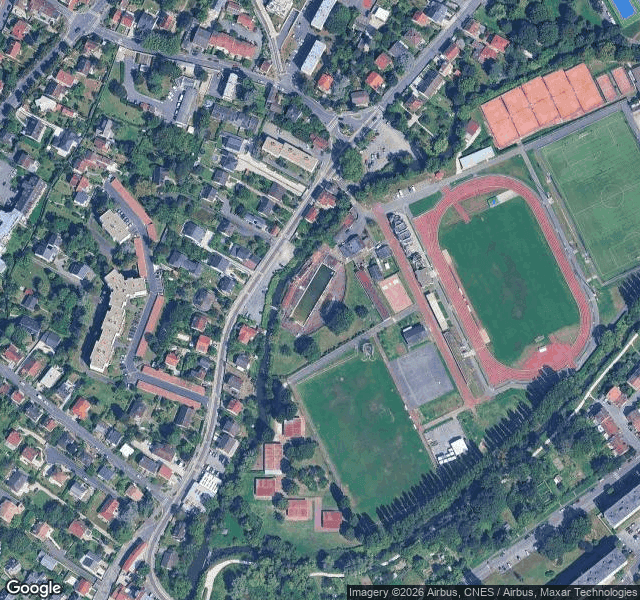 Piscine — lieu abandonné à 